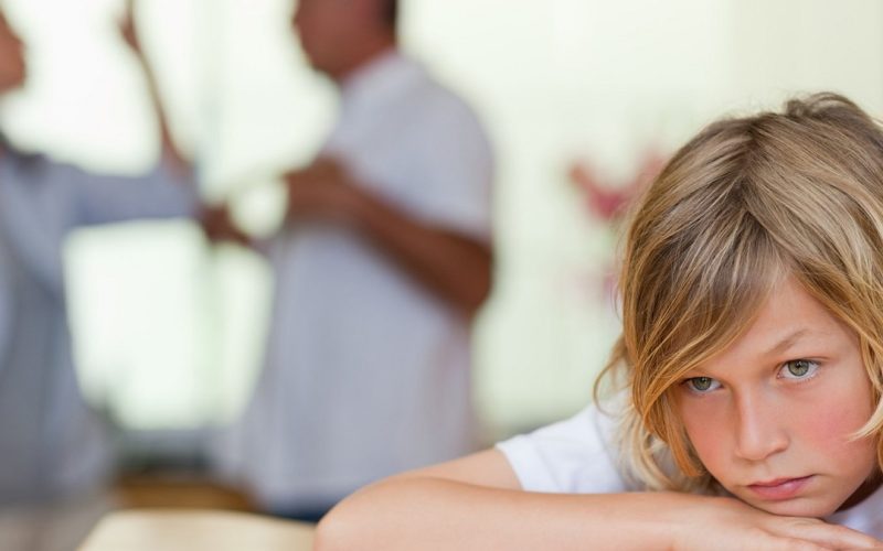 6 دلائل على أنّك تعيش مع والدين غير متفاهمين