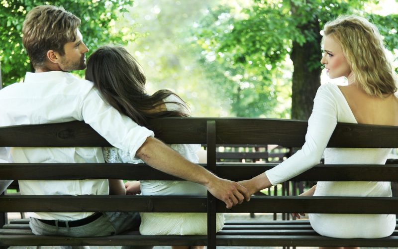 8 علامات تؤكّد أنّ زوجك يحب امرأة أخرى