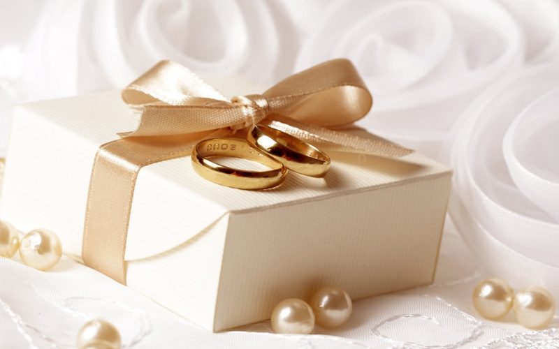 7 أنواع مميزة من الهدايا لعيد الزواج