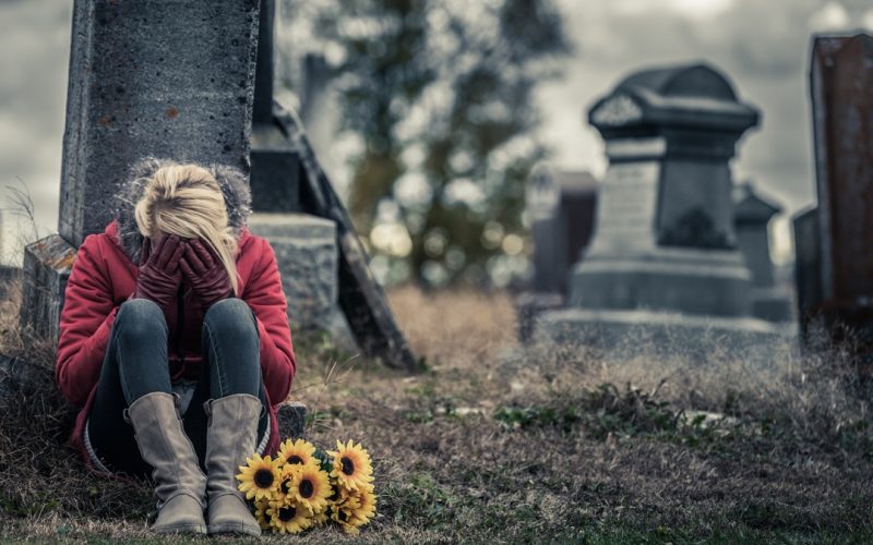 6 نصائح لتخطي ألم وفاة زوجك