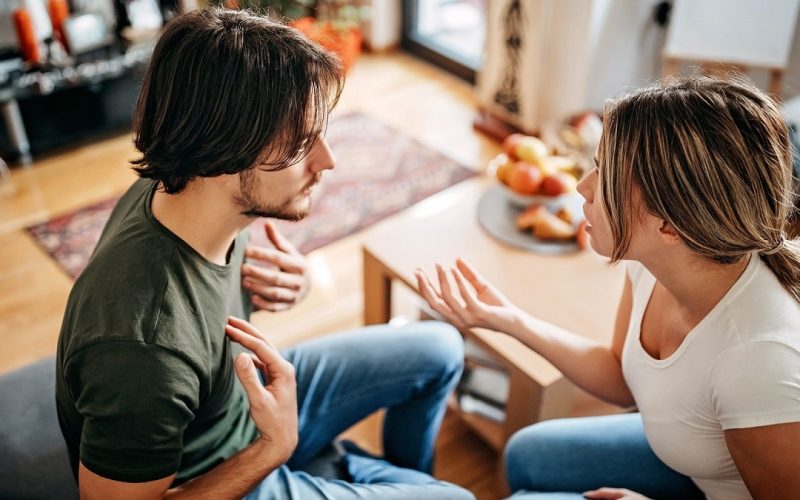 6 طرق فعّالة للتحدث مع زوجك عن عائلته الصعبة