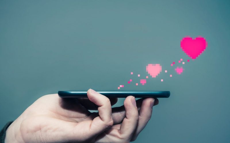 الفرق بين الحب الواقعي والحب عبر الإنترنت