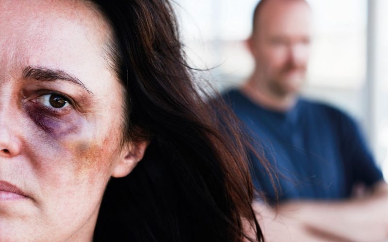 6 طرق لمساعدة الشخص الذي يتعرض للعنف الأسري